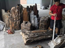 工人背大件根雕物品